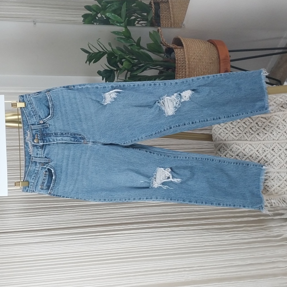 Universal Thread Womens Size 6/28R Blue Vintage Straight Distressed Stretch Jean